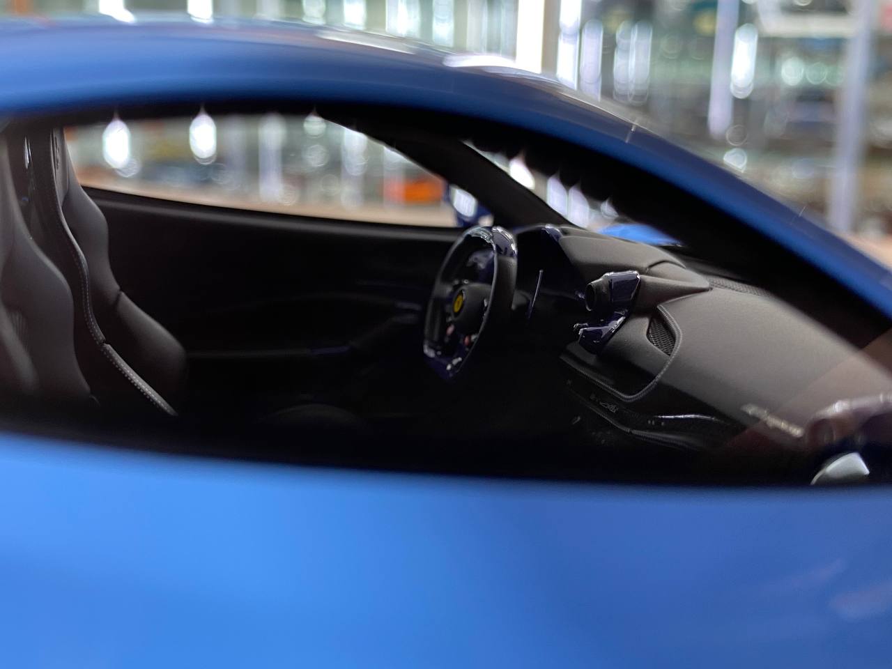 1/18 Resin Model Davis & Giovanni Ferrari F8 Tributo Novitec - Baby blue, blue carbon, white/blue stripe