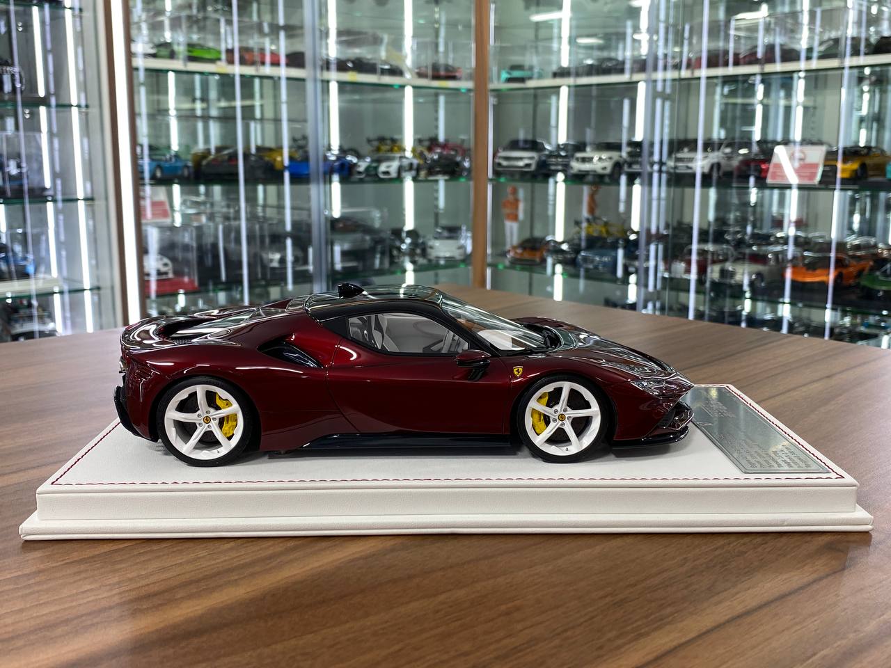 1/18 Davis & Giovanni Ferrari SF90 Stradale Novitec Metallic burgundy, black roof, white rims | Resin | Limited 6 pcs