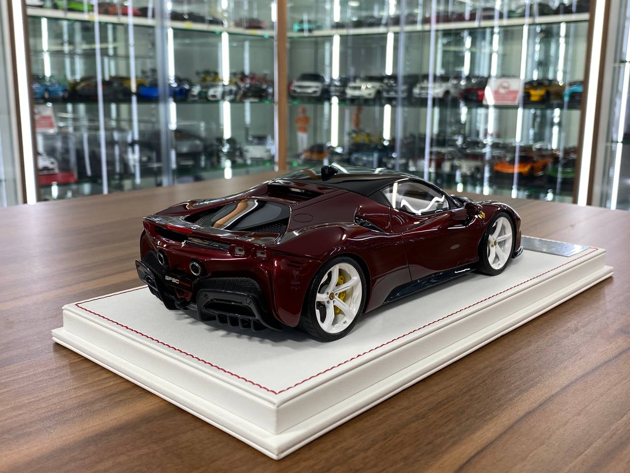 1/18 Davis & Giovanni Ferrari SF90 Stradale Novitec Metallic burgundy, black roof, white rims | Resin | Limited 6 pcs