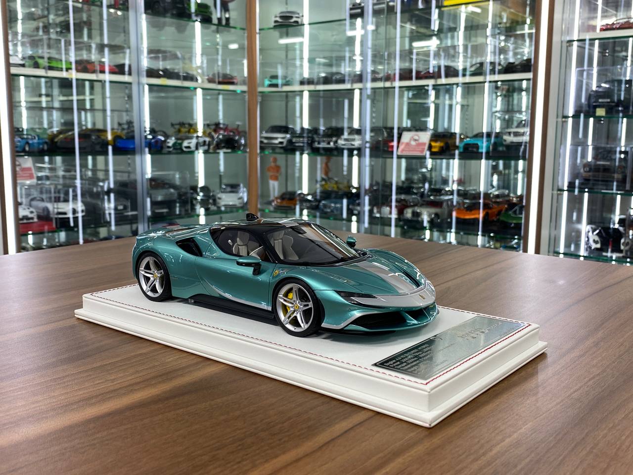 1/18 Davis & Giovanni Ferrari SF90 Stradale Pale green metallic, black roof, silver stripe | Resin | Limited 5 pcs