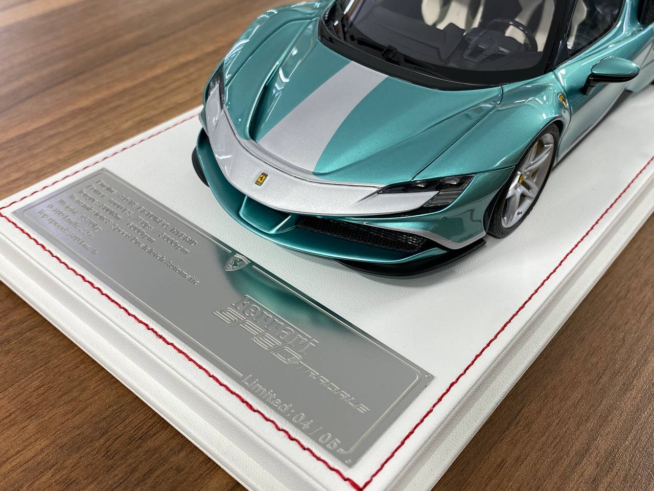 1/18 Davis & Giovanni Ferrari SF90 Stradale Pale green metallic, black roof, silver stripe | Resin | Limited 5 pcs