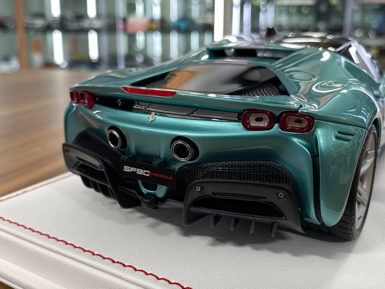 1/18 Davis & Giovanni Ferrari SF90 Stradale Pale green metallic, black roof, silver stripe | Resin | Limited 5 pcs