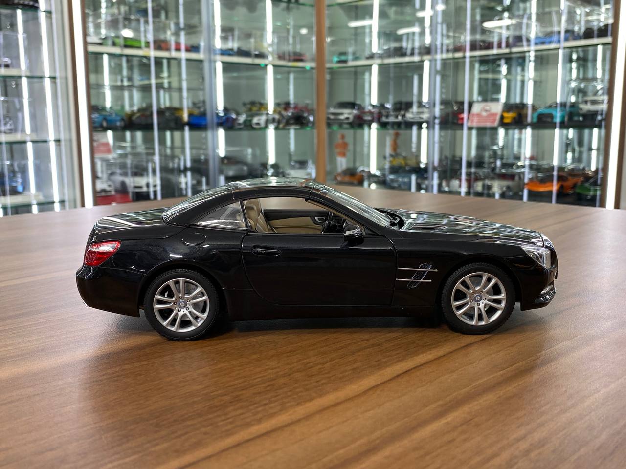 1/18 Diecast Model – Norev Dealer Edition Mercedes-Benz SL Class (R231) 2012 in Magnetit Schwarz metallic black