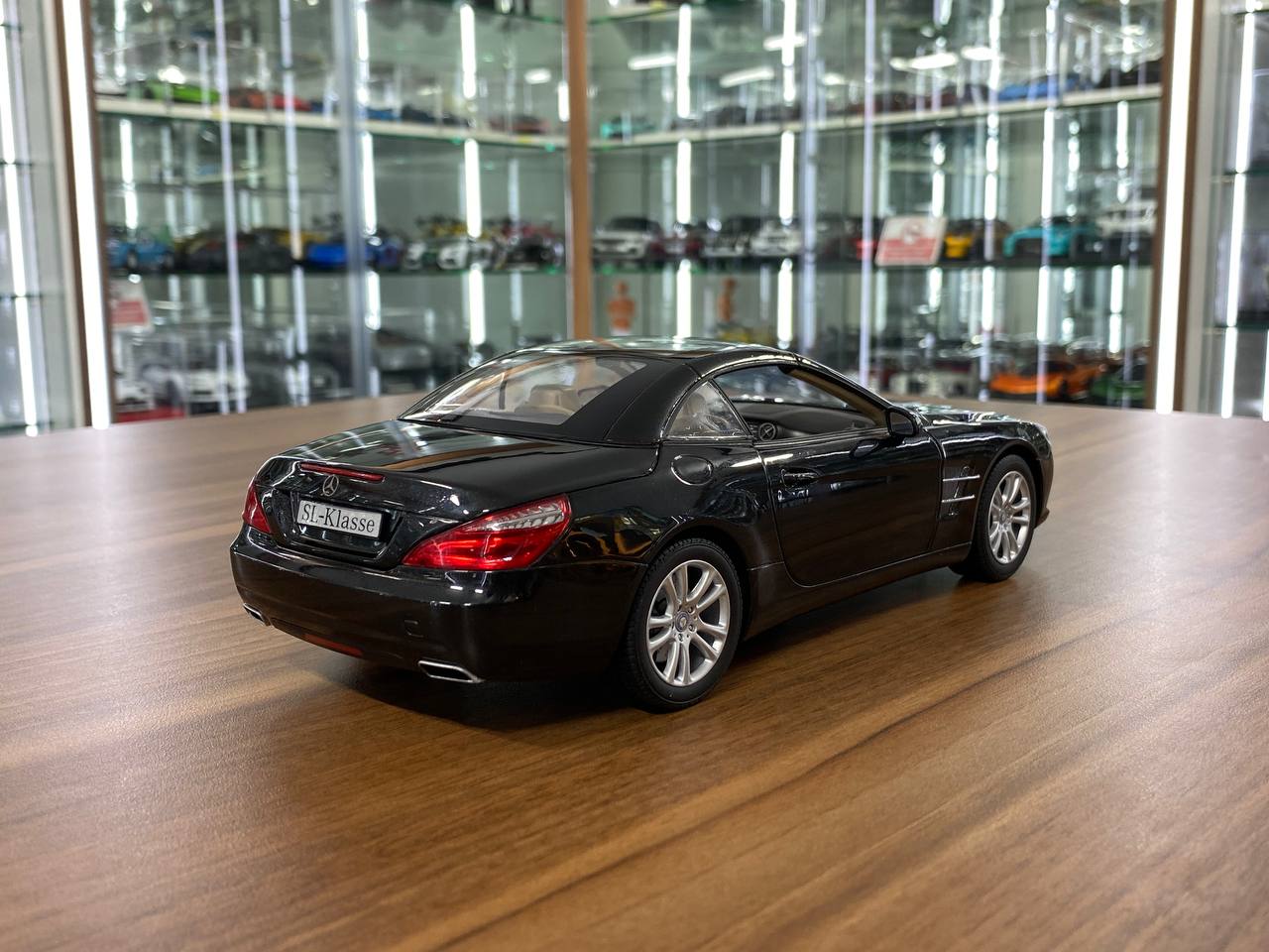 1/18 Diecast Model – Norev Dealer Edition Mercedes-Benz SL Class (R231) 2012 in Magnetit Schwarz metallic black
