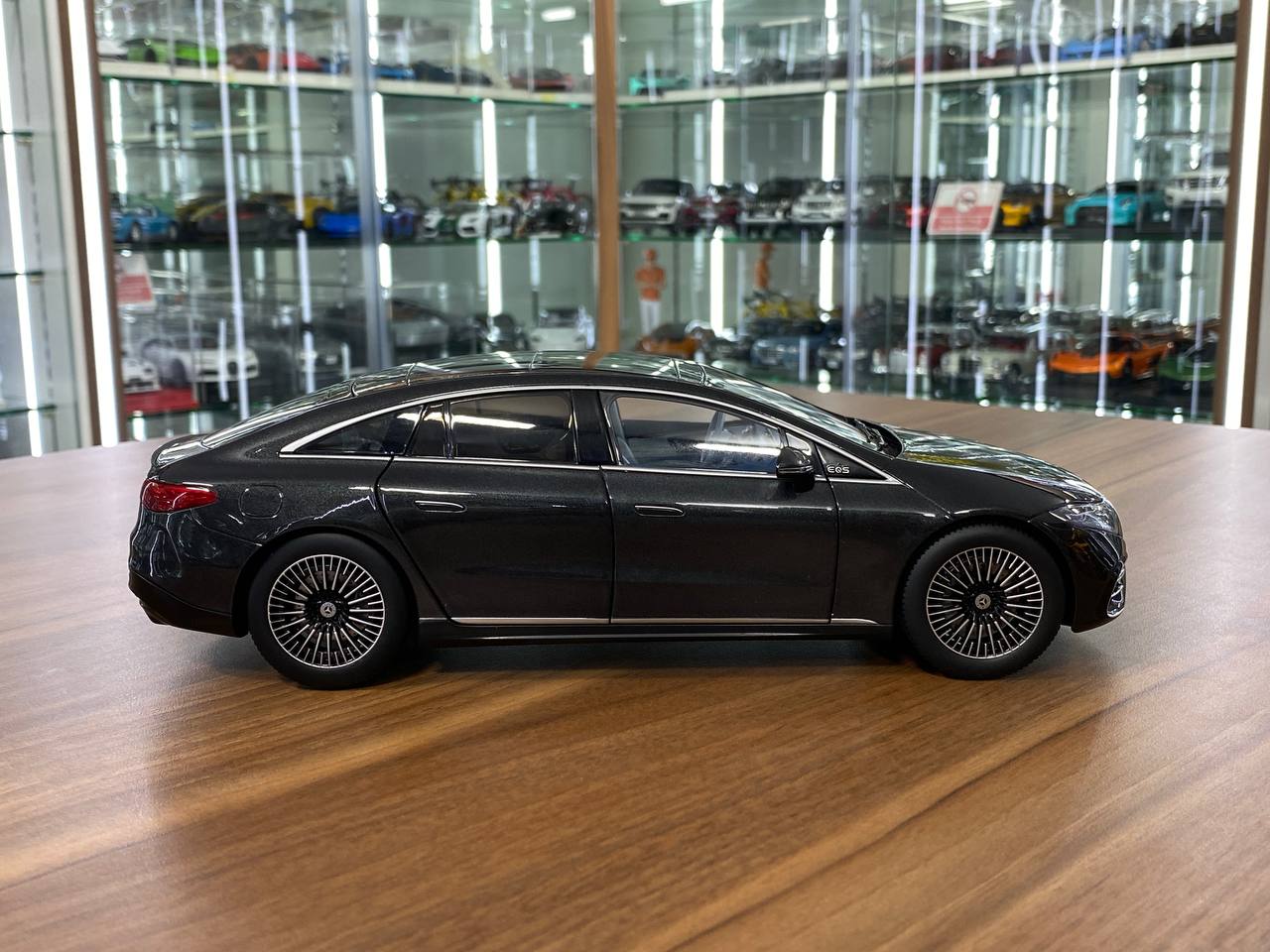 1/18 metal diecast NZG Dealer Edition Mercedes Benz EQS  Graphite Grey