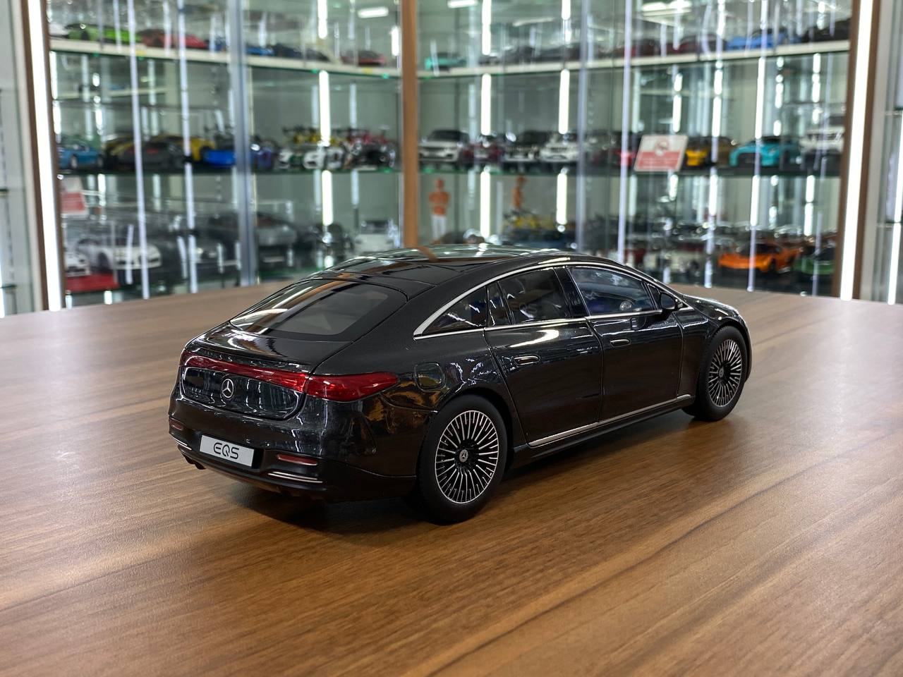 1/18 metal diecast NZG Dealer Edition Mercedes Benz EQS  Graphite Grey