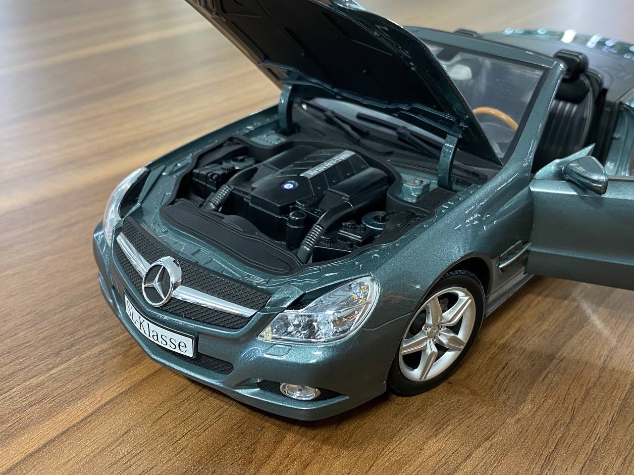 1/18 metal diecast Paul’s Models Art Dealer Edition Mercedes-Benz SL Class (R230) Amiant green