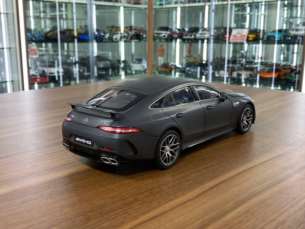 1/18 metal diecast Norev Dealer Edition  Mercedes Benz AMG GT 63 S 4MATIC+ Mit Aero Paket in Selenite Grey Magno