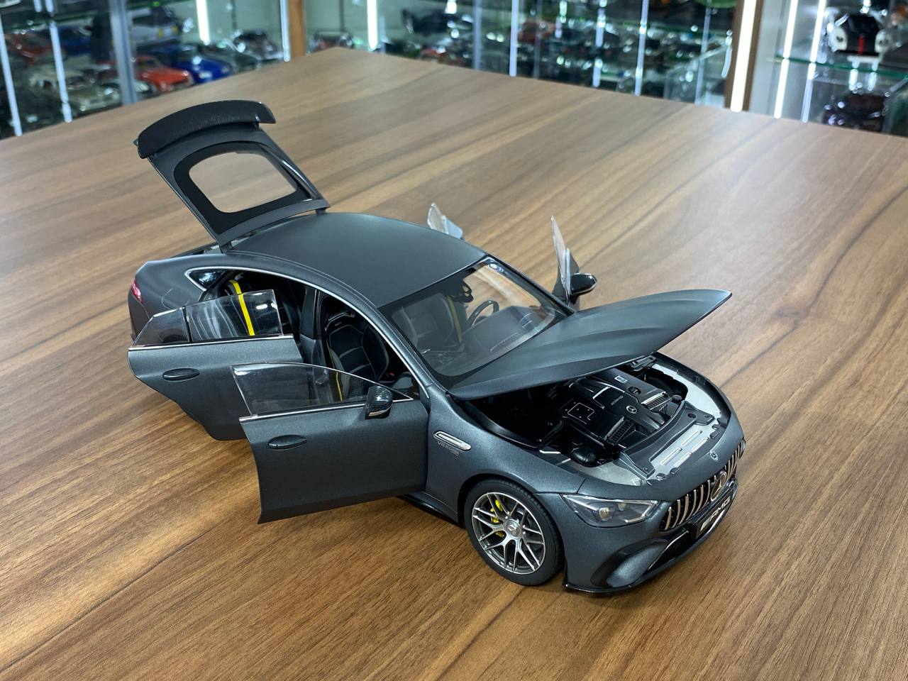 1/18 metal diecast Norev Dealer Edition  Mercedes Benz AMG GT 63 S 4MATIC+ Mit Aero Paket in Selenite Grey Magno