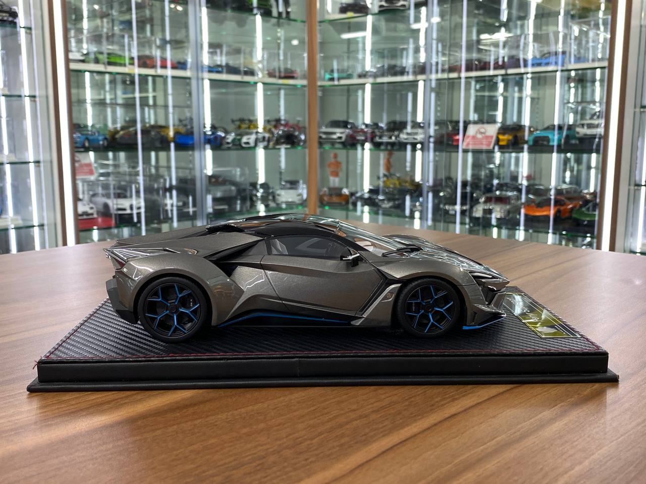 1/18 Resin W Motors Fenyr SuperSport with Grey Limited Edition - 3500 pcs