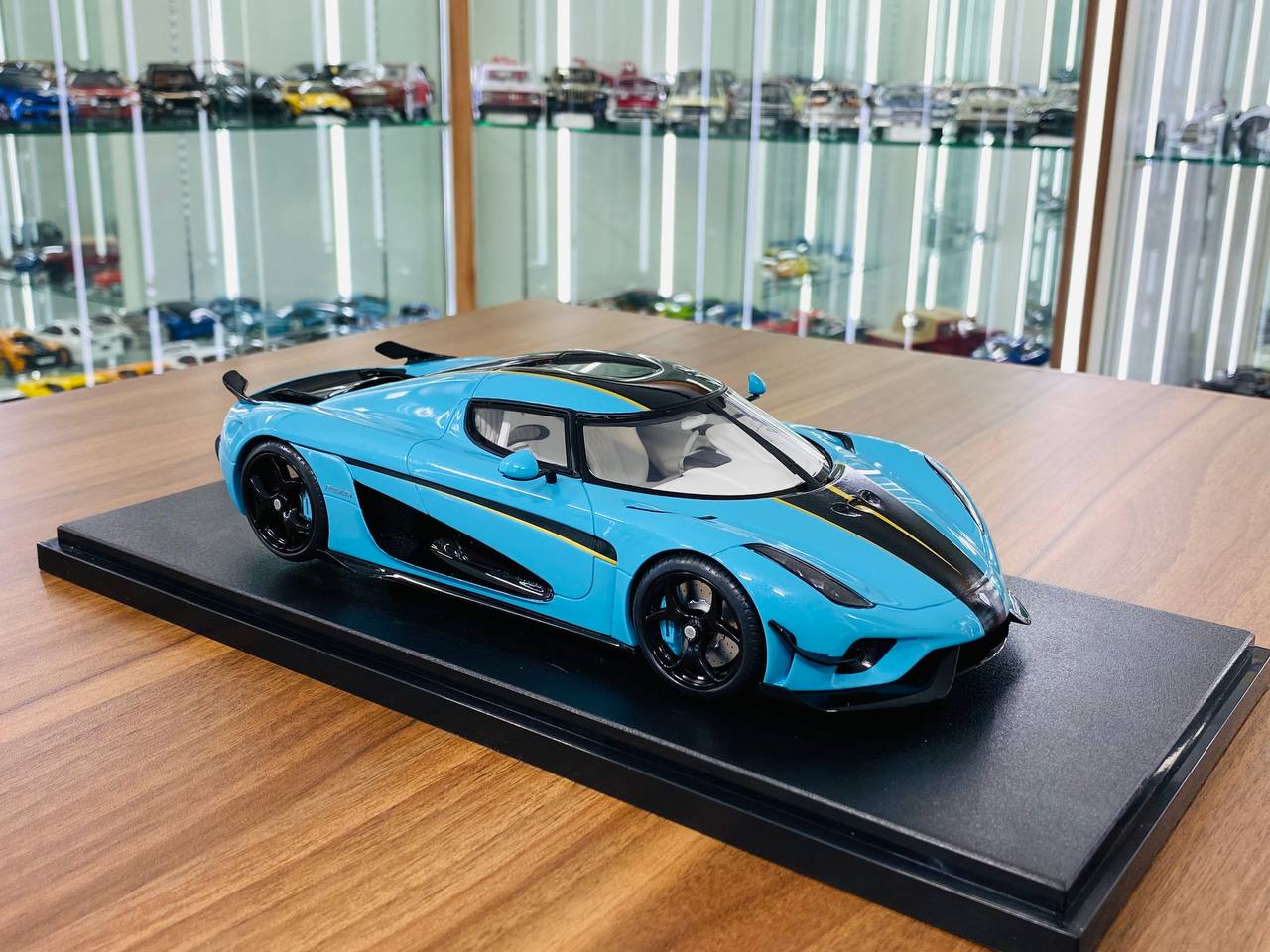 A Closer Look GT Spirit 2018 Koenigsegg Regera - Blue A Closer Look GT Spirit 2018 Koenigsegg Regera - Blue