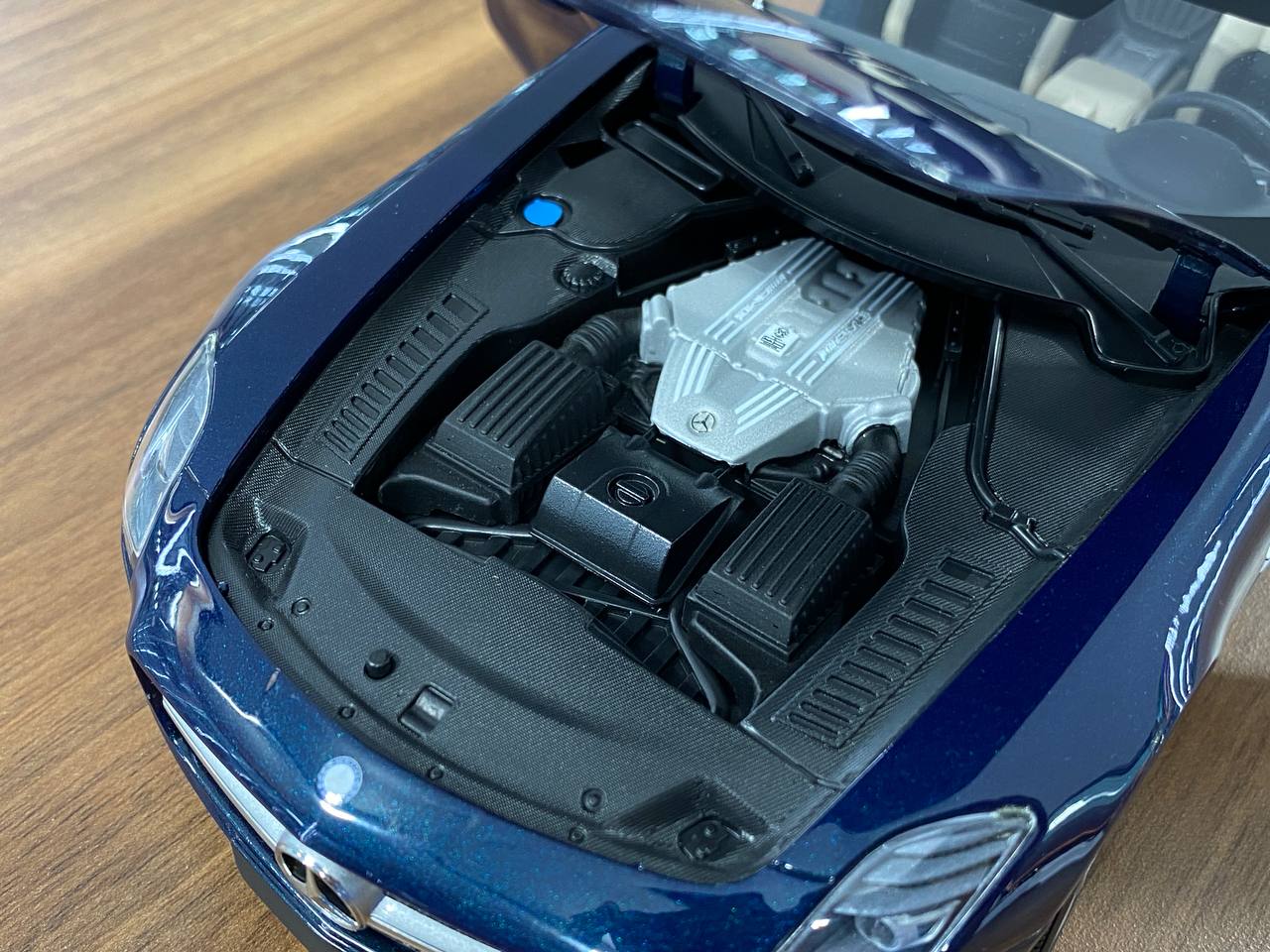 1/18 Resin Model Minichamps Mercedes-Benz SLS AMG Roadster 2011 in Blue -  Limited Edition