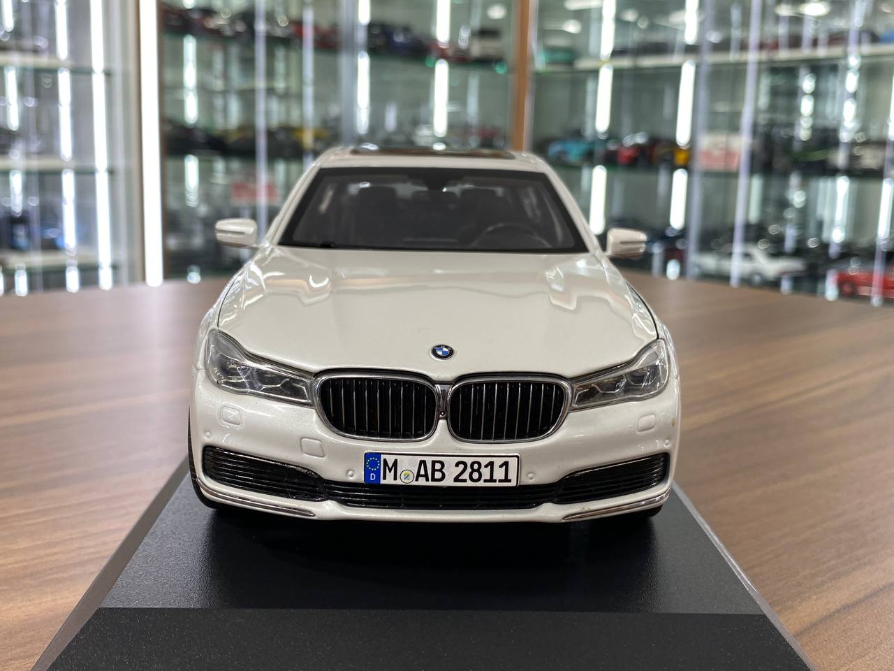 1/18 Metal Diecast Paragon Model Dealer Edition BMW 750 Li in White -  Full Opening