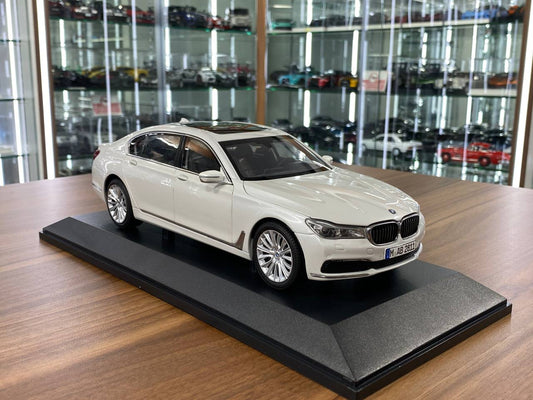 1/18 Metal Diecast Paragon Model Dealer Edition BMW 750 Li in White -  Full Opening
