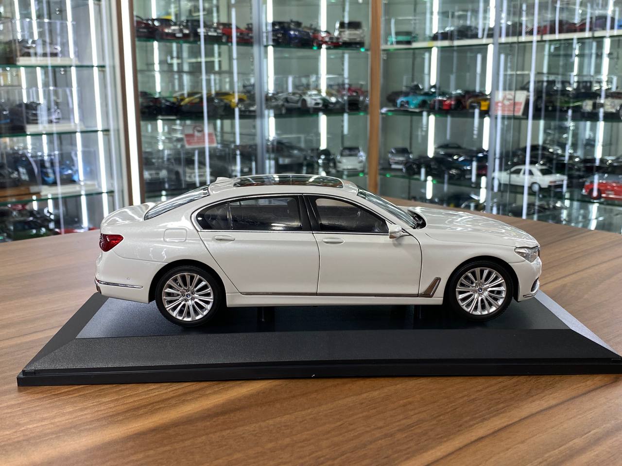 1/18 Metal Diecast Paragon Model Dealer Edition BMW 750 Li in White -  Full Opening