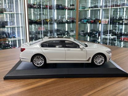 1/18 Metal Diecast Paragon Model Dealer Edition BMW 750 Li in White -  Full Opening