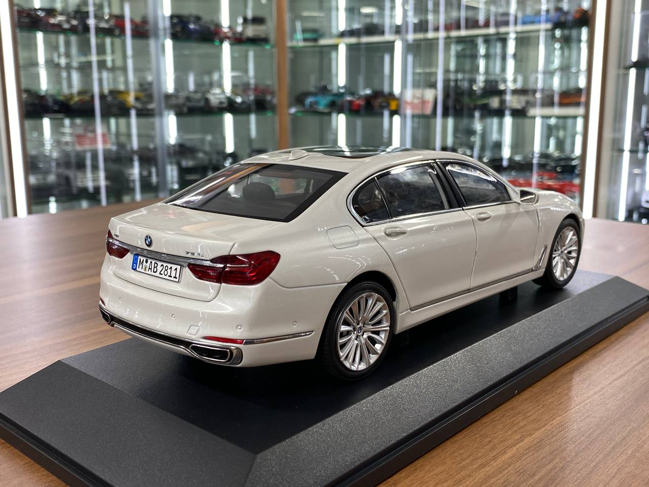 1/18 Metal Diecast Paragon Model Dealer Edition BMW 750 Li in White -  Full Opening