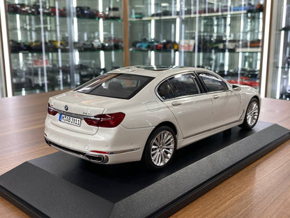 1/18 Metal Diecast Paragon Model Dealer Edition BMW 750 Li in White -  Full Opening