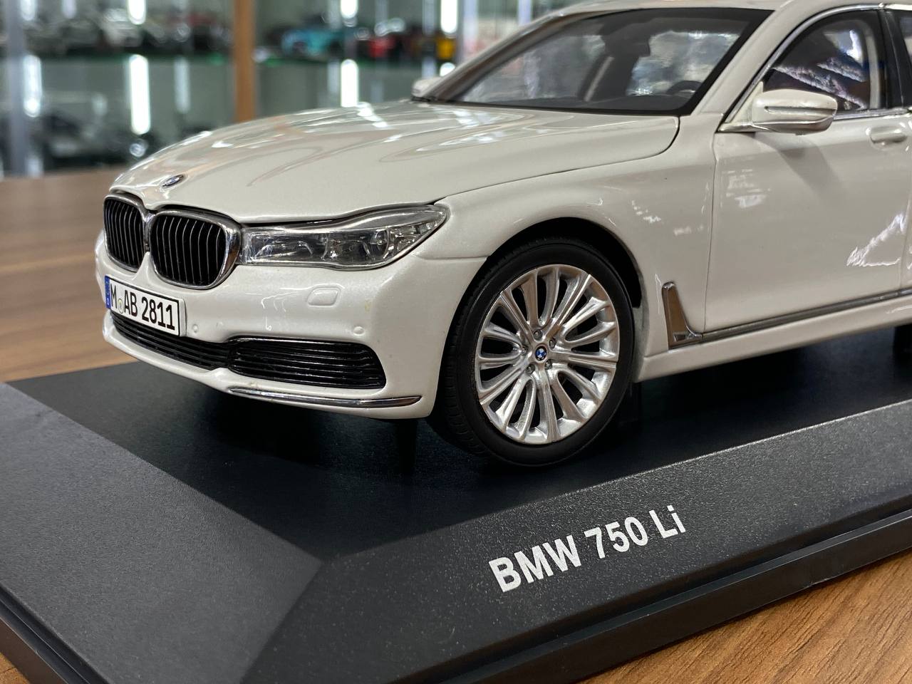 1/18 Metal Diecast Paragon Model Dealer Edition BMW 750 Li in White -  Full Opening