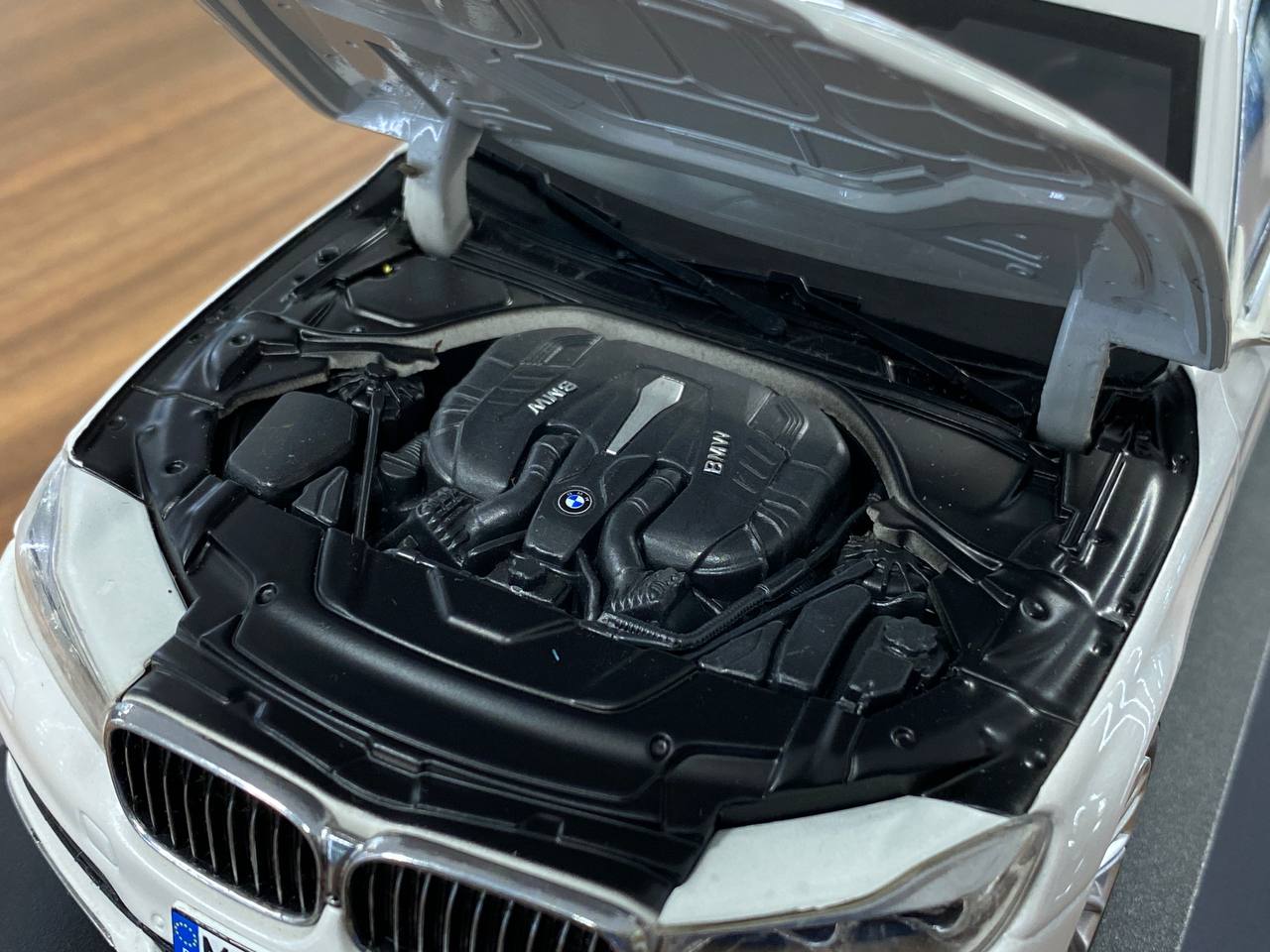 1/18 Metal Diecast Paragon Model Dealer Edition BMW 750 Li in White -  Full Opening