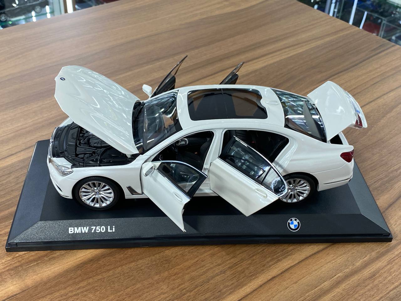 1/18 Metal Diecast Paragon Model Dealer Edition BMW 750 Li in White -  Full Opening