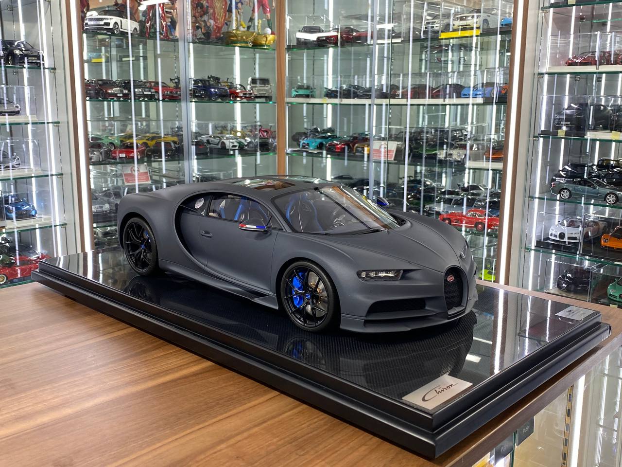 1/8 Resin Bugatti Chiron– MR Collection Grey matt / Carbon Fiber - Limited 500 pcs