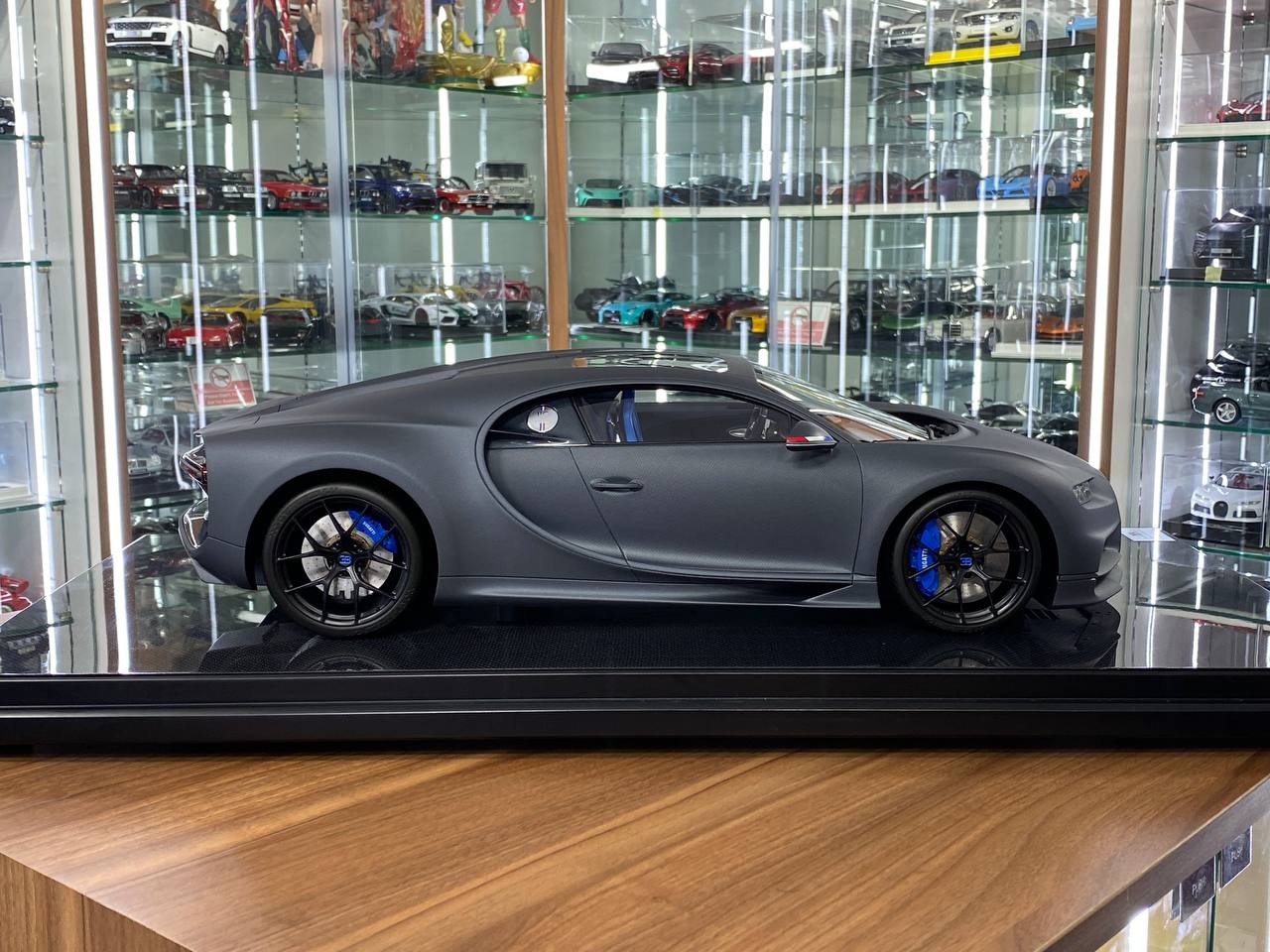 1/8 Resin Bugatti Chiron– MR Collection Grey matt / Carbon Fiber - Limited 500 pcs