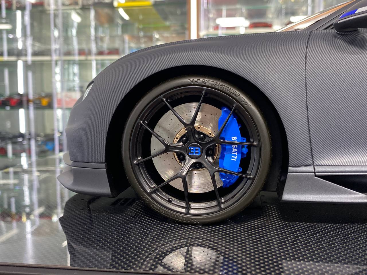 1/8 Resin Bugatti Chiron– MR Collection Grey matt / Carbon Fiber - Limited 500 pcs