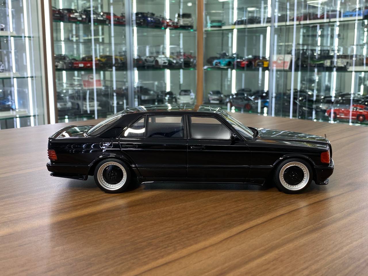 1/18 Resin Mercedes-Benz 560 SEL AMG W126 6.0 1989 -Obsidian Black by OttOMobile - Limited 2000 pcs