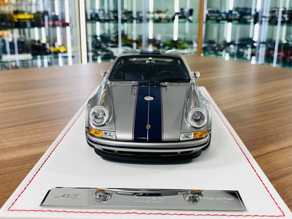 Ivy Model Porsche 911 Singer – 1/18 Resin Model, Titanium Silver/Navy Stripe, Limited 51