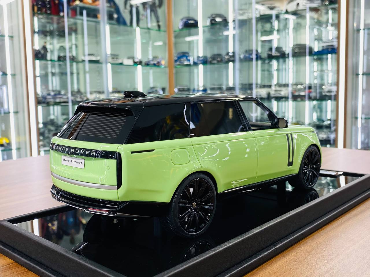 MotorHelix Range Rover Autobiography 2022 – 1/18 Resin Model, Light Green, Limited 102