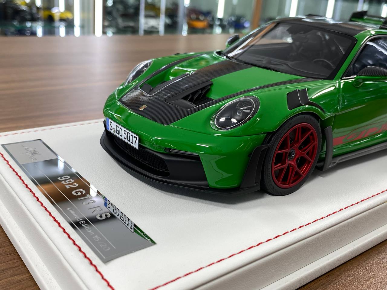 Ivy Model 1/18 Porsche 911 992 GT3 RS Weissach – Python Green with Red Wheels, Limited to 20 pcs.
