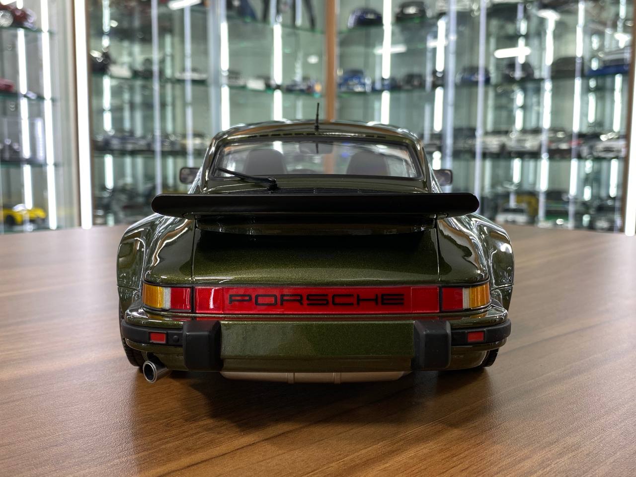 1/12 Diecast Model – Porsche 911 Turbo (1977) Olive by Minichamps