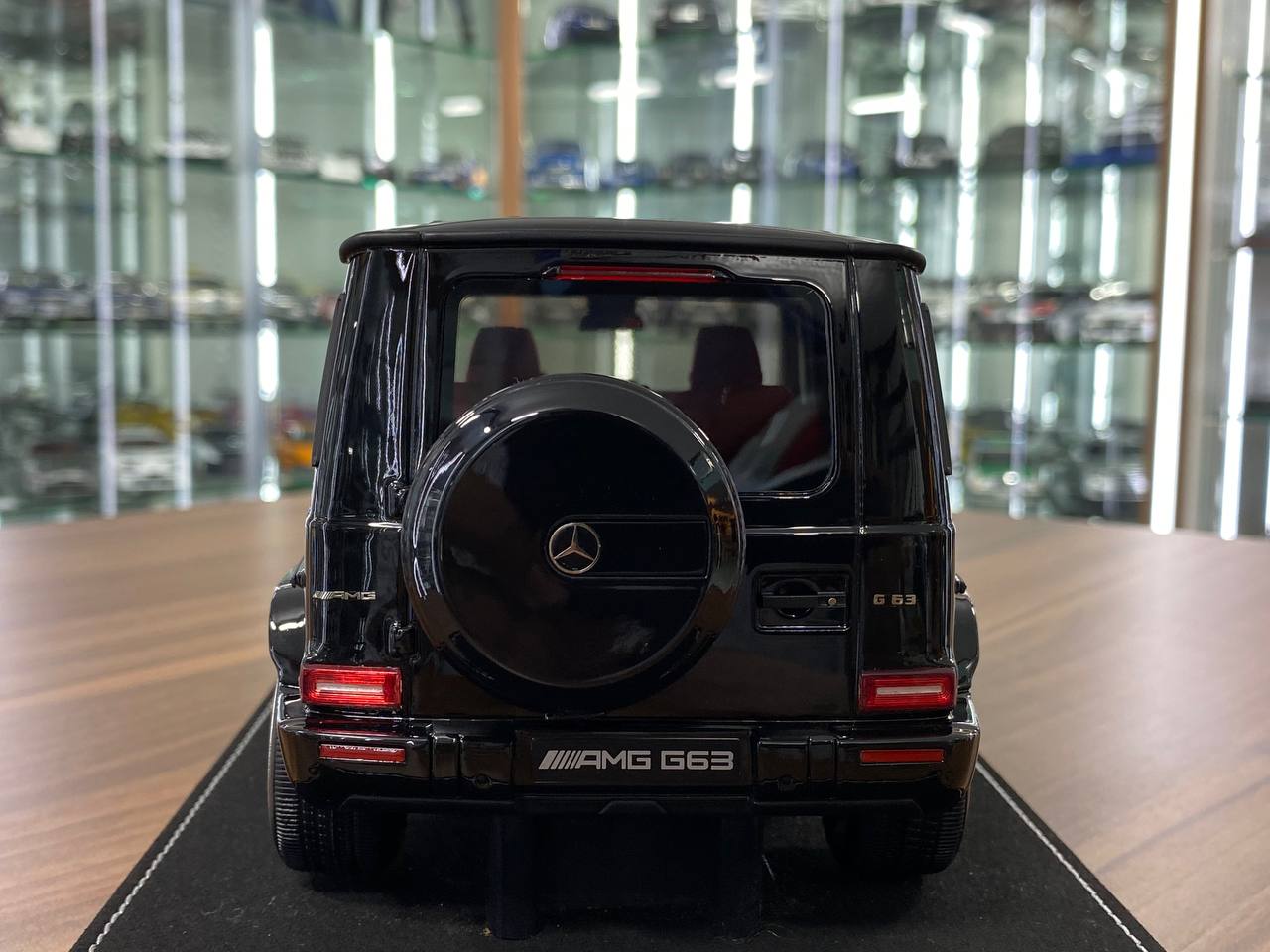 1/18 Resin Model - Mercedes-Benz AMG G63 with Removable Grill (Black/Red Interior)