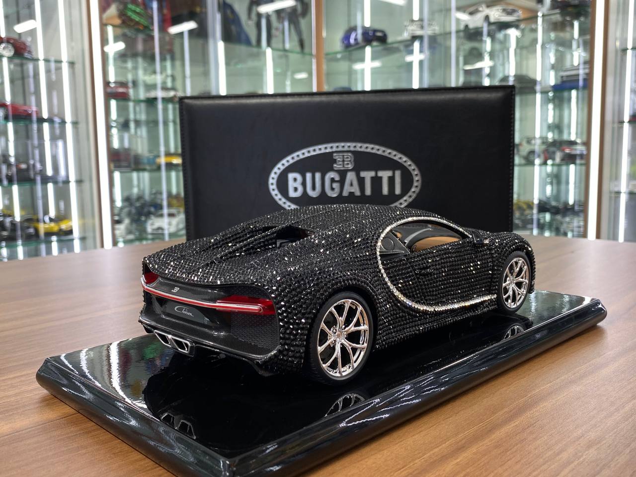 1/18 Diecast Bugatti Chiron Swarovski Crystal Limited Edition (137 out of 150) Bburago
