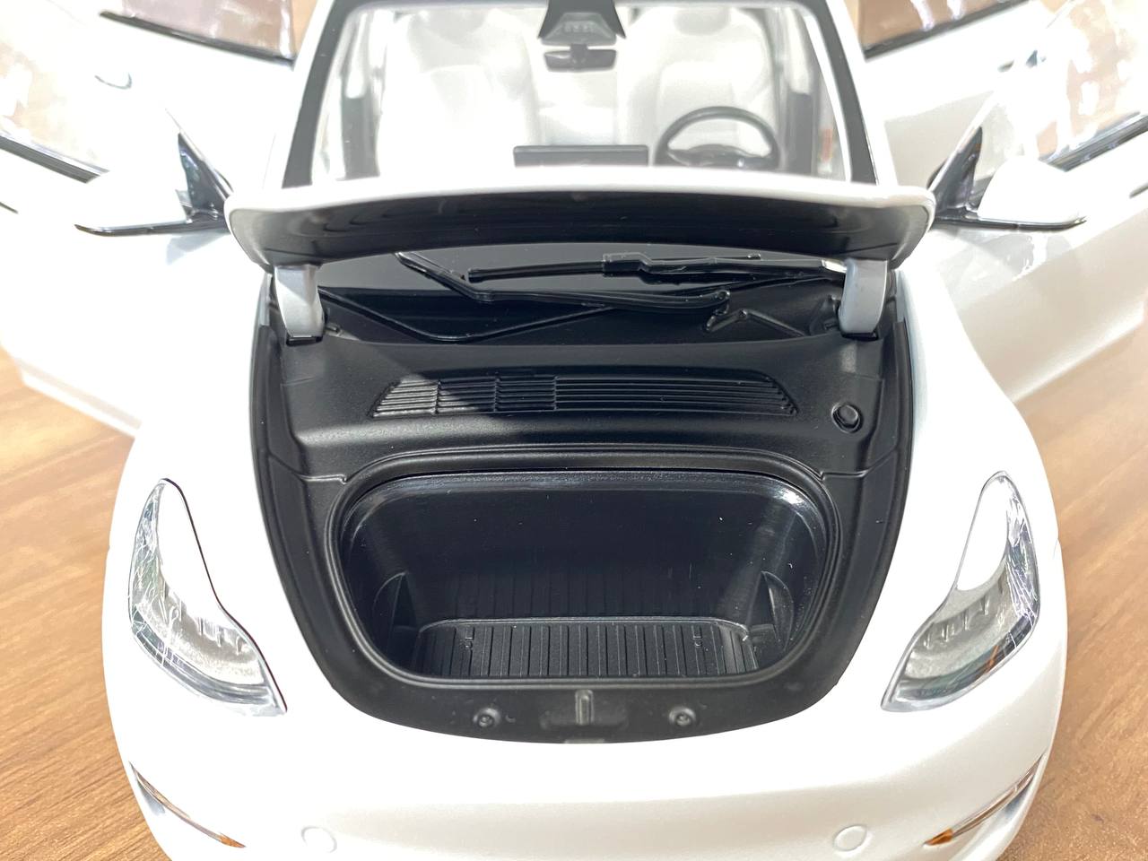 Tesla Model Y [ 1/18 White, Diecast ]