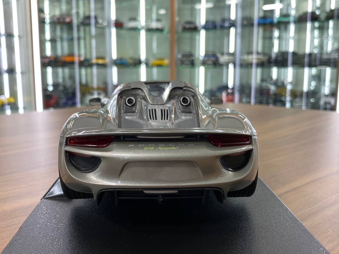 1/18 Welly Metal Diecast - Porsche 918 Spyder in Grey (opening doors)