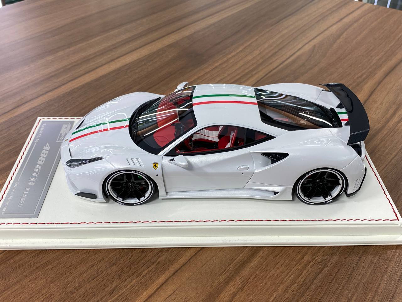1:18 Resin Model – Davis & Giovanni Ferrari 488 GTB N-Largo – Pearl White Italia Stripe – Limited 6 pcs