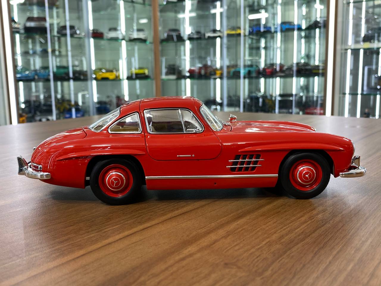 1/18 metal diecast Norev Dealer Edition  Mercedes-Benz 300 SL 1954-1957  Fire Engine Red