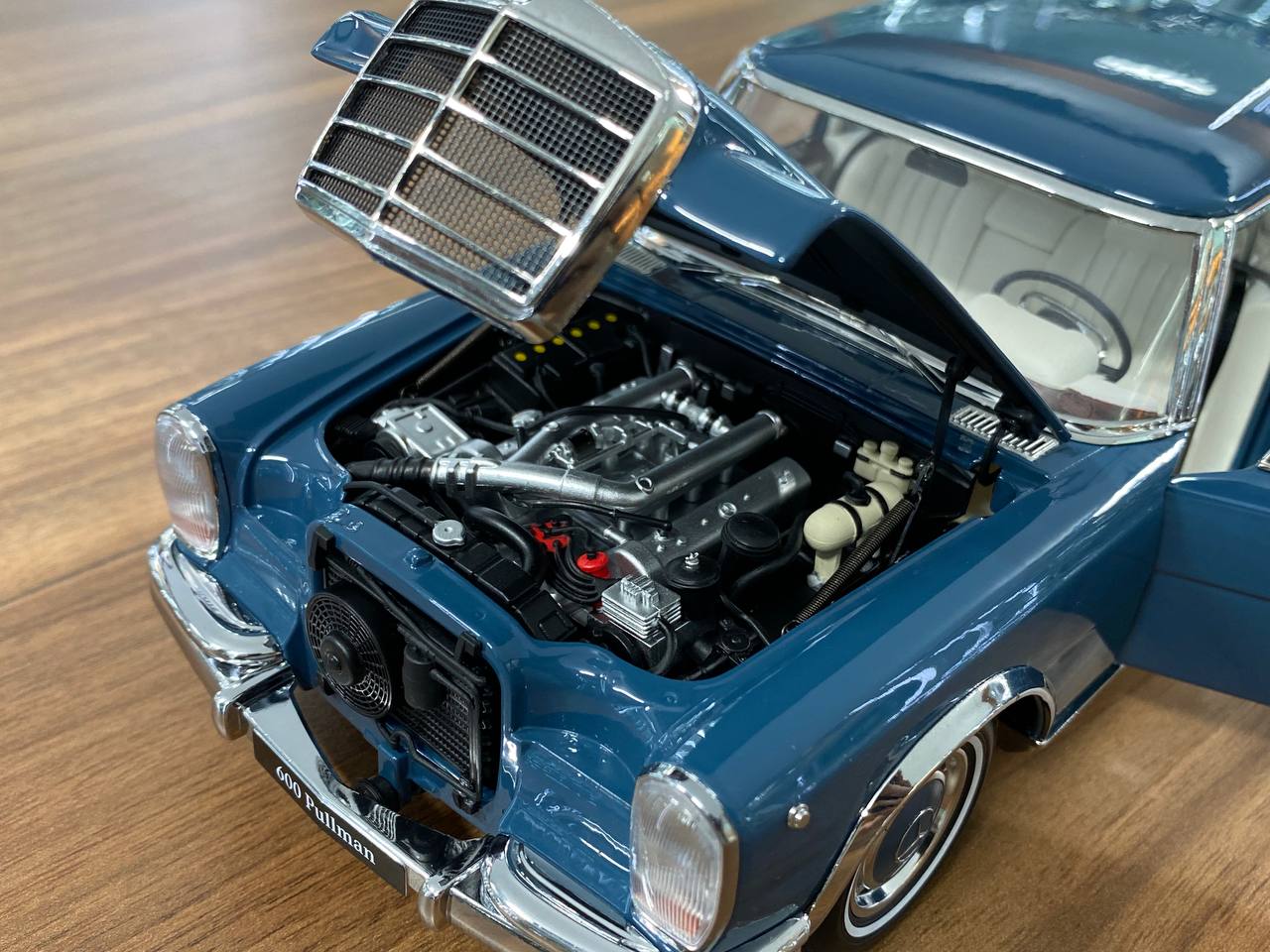 1:18 Diecast Full Opening – NZG Modelle GmbH Dealer Edition Mercedes-Benz 600 Pullman (W100)