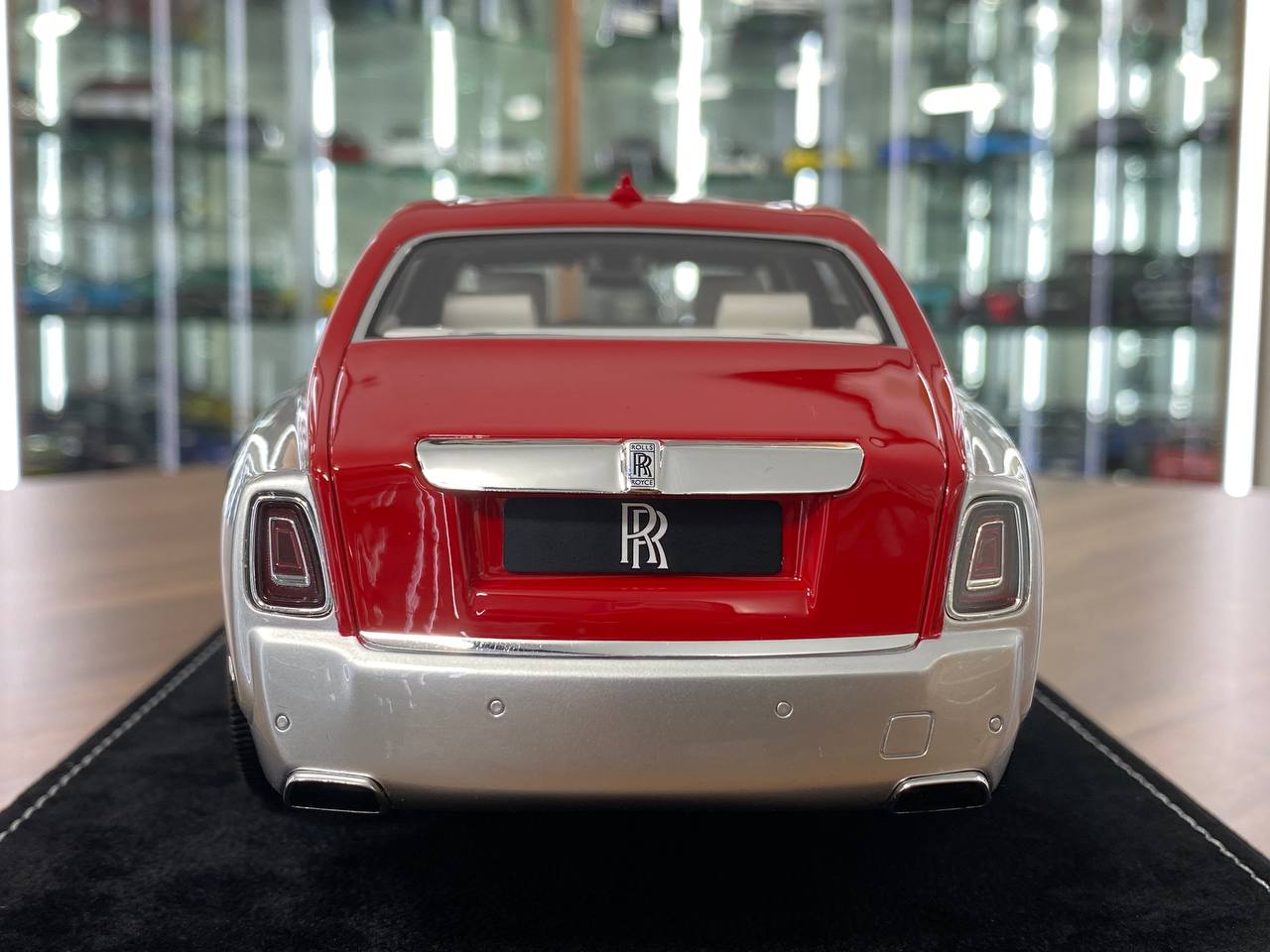 1/18 Resin – H&H Rolls Royce Phantom Extended Wheelbase II Silver / Red Dragon Ltd.Edn.20 pcs
