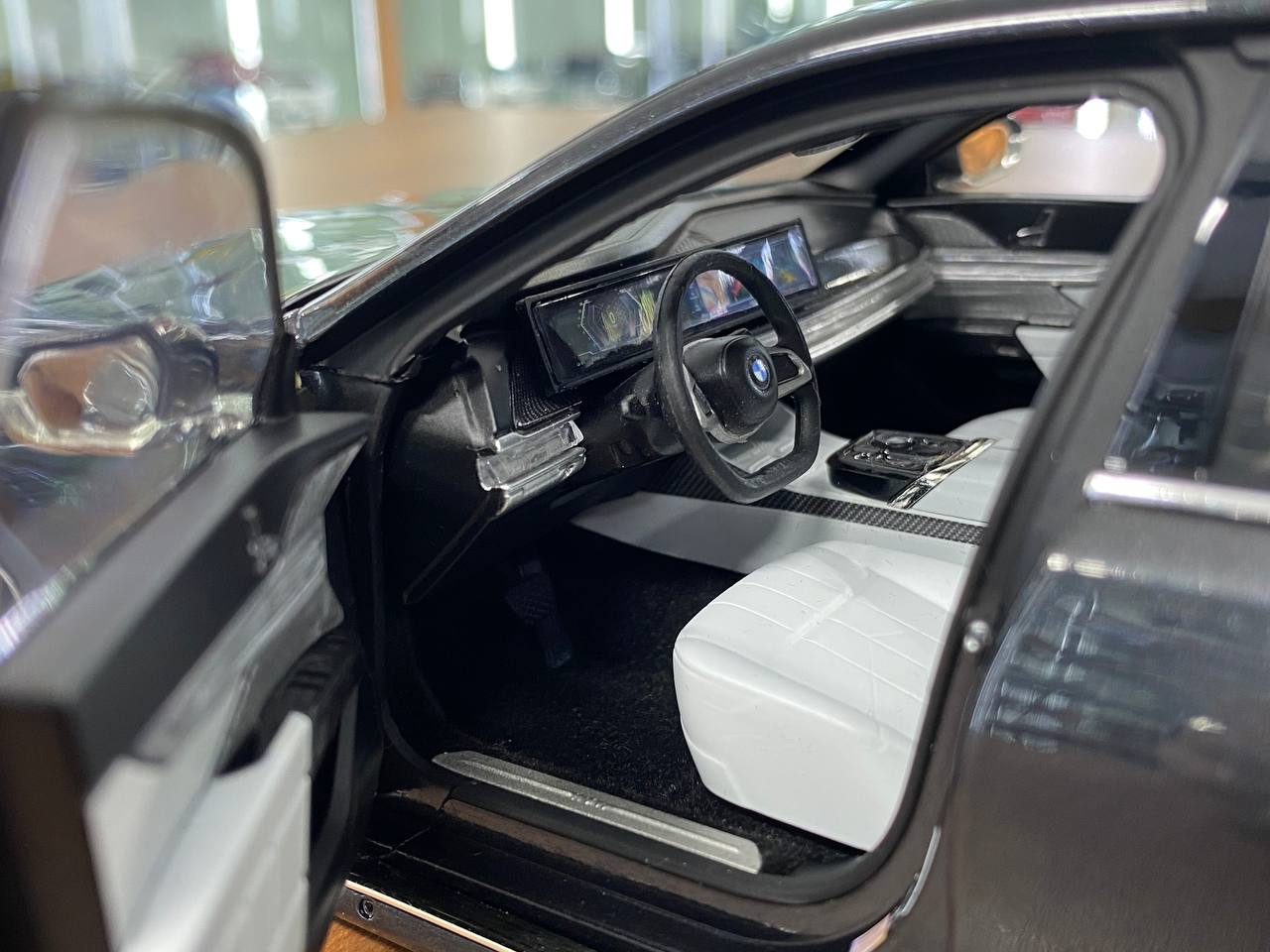 1/18 Metal Diecast Full Opening Minichamps Dealer Edition BMW i7 (2022) - Black Metallic