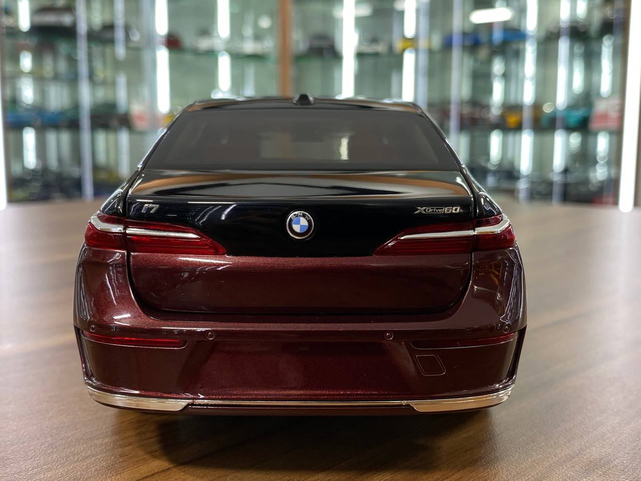 1/18 BMW i7 2022 Diecast by Minichamps | Full Opening | Dealer Edition