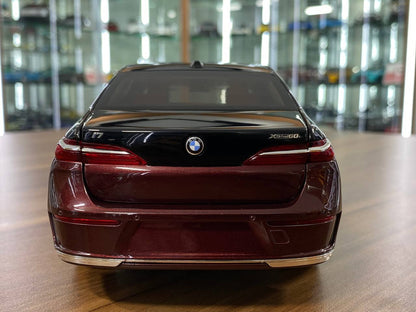 1/18 BMW i7 2022 Diecast by Minichamps | Full Opening | Dealer Edition