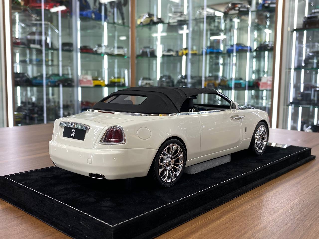 1/18 Resin Model – Rolls Royce Dawn | H&H |Pearl White / Diamond Black