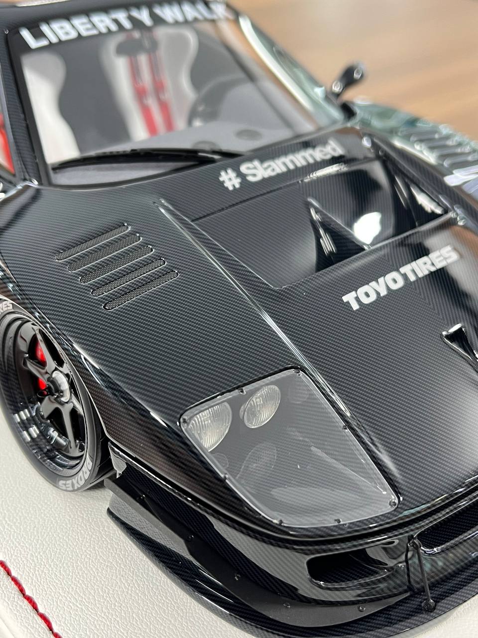 🏁 Davis & Giovanni 1:18 Resin Ferrari F40 LBWK – Full Carbon Fibre | White/Black Interior | 04 of 15