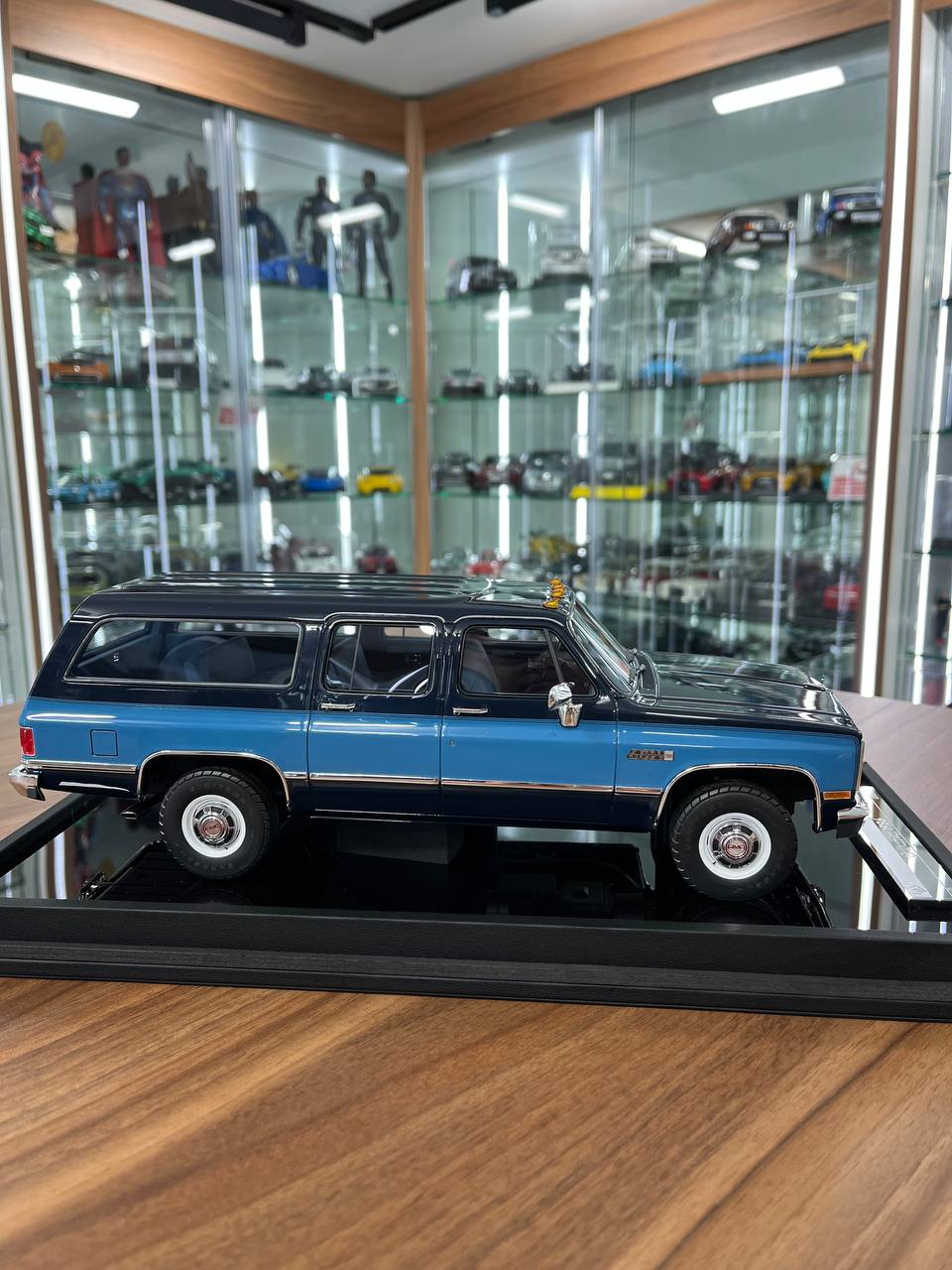 1:18 GMC Suburban 2500 (1986) – Old School Models | Resin | Limited to 100 pcs | Navy Blue