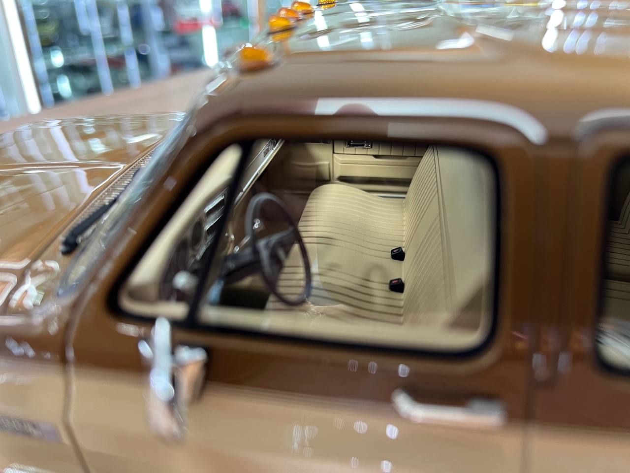 1:18 Resin GMC Suburban 2500 (1986) – Brown/Beige –  Old School Models – Limited 100 pcs