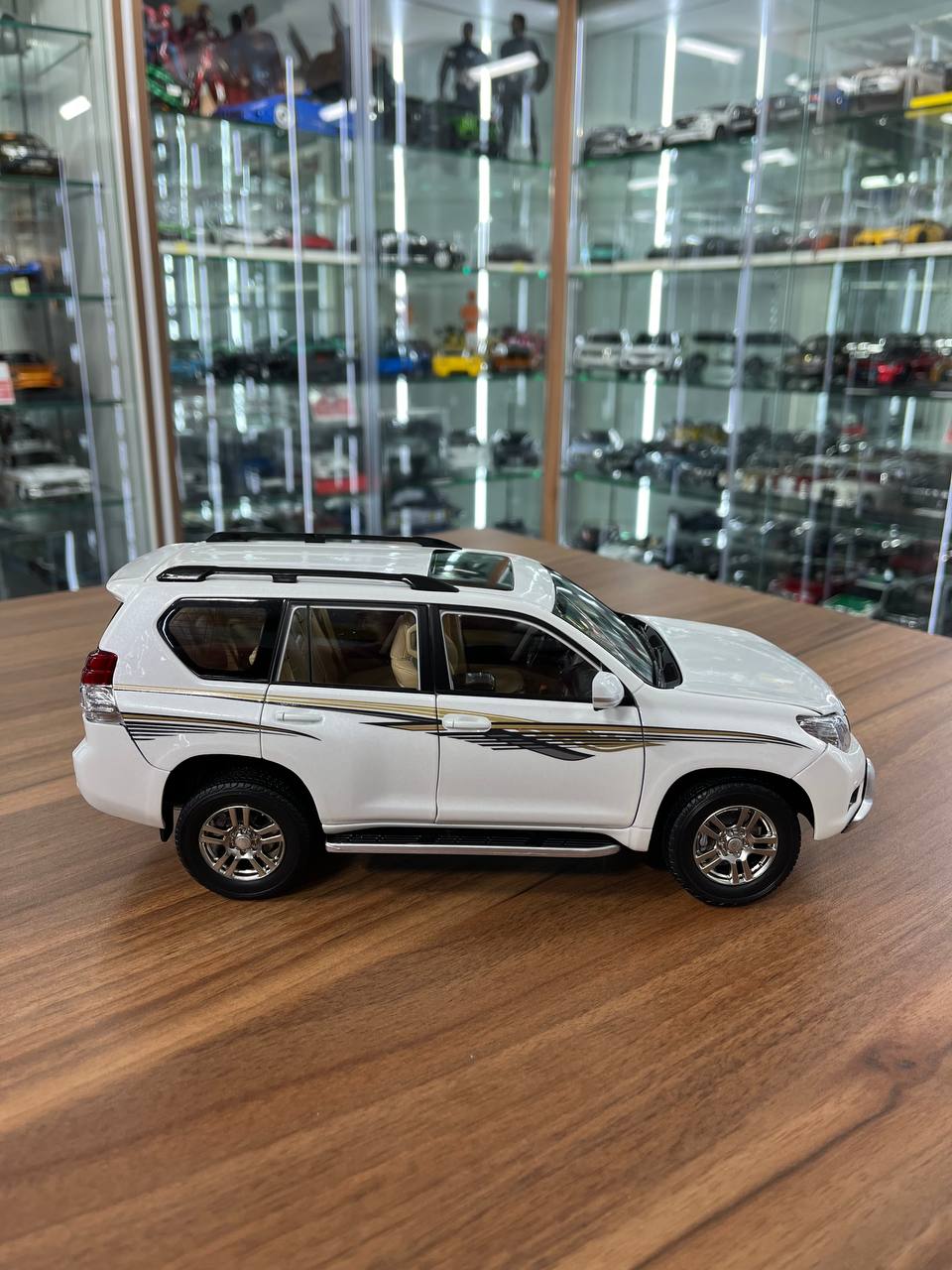 1/18 Diecast full opening  Faw Toys Land Cruiser PRADO 2009 White