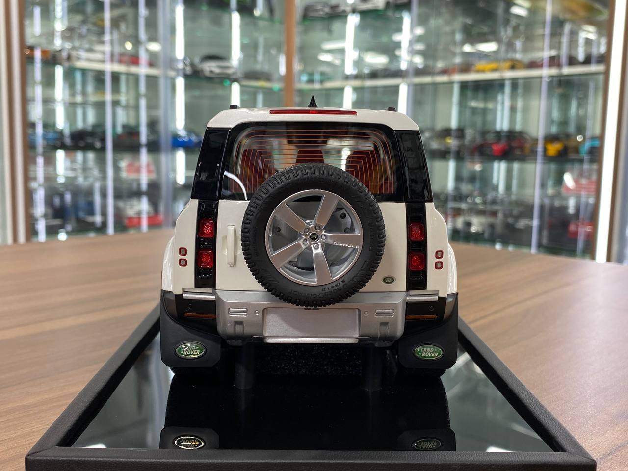 1/18 Resin MotorHelix Land Rover Defender 110 Pearl White Limited 50 pcs